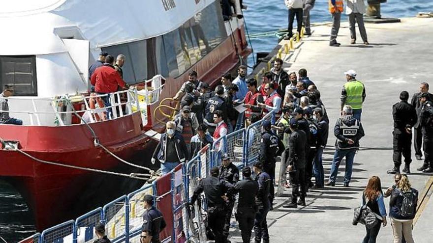 Els primers expulsats de Grècia cap a Turquia, arribant a port