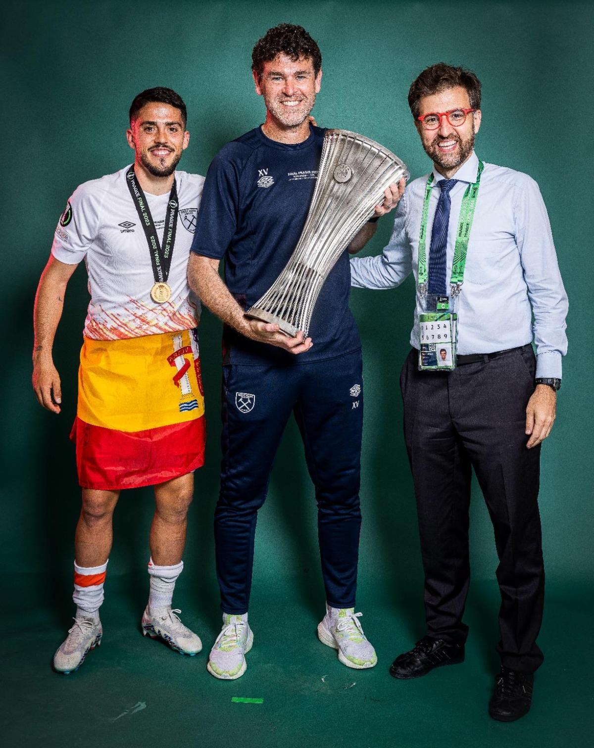 Xavi Valero (c), con el trofeo de la Conference League junto al exjugador del West Ham castellonense Pablo Fornals y el almazorense Santi Solsona, delegado de la UEFA en la final de Praga del pasado ejercicio.