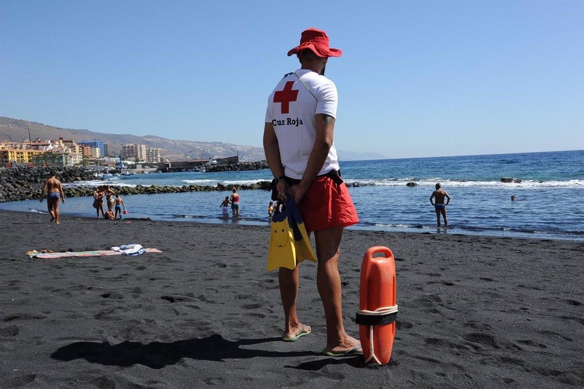 Imagen de un socorrista trabajando en una playa.