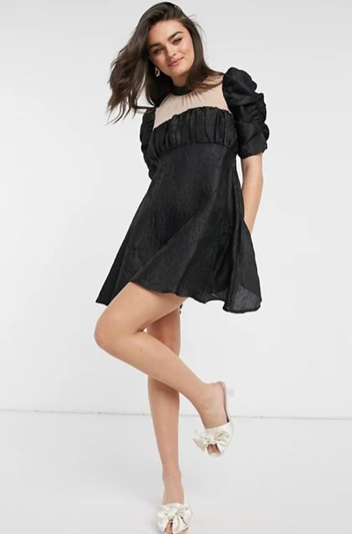 Vestido corto negro babydoll de jacquard con canesú transparente de ASOS DESIGN (Precio: 29 euros)