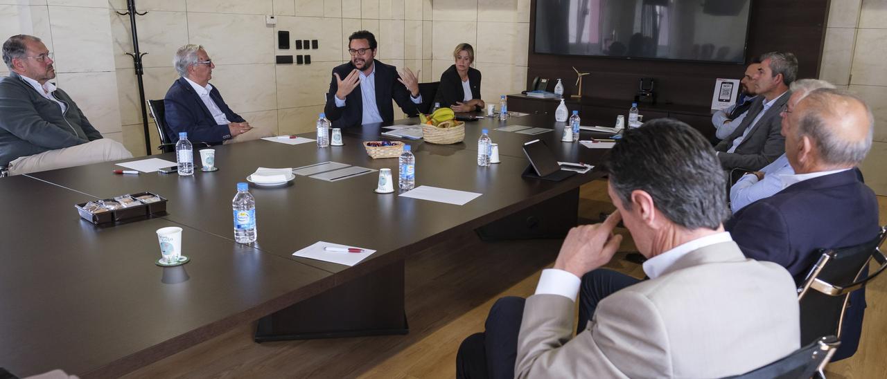Ramos y Domínguez se reúnen con el presidente de Spar Gran Canaria, Ángel Medina, y otros empresarios de El Goro.