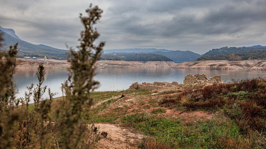 Vista del pantà de Sau, mig buit, en ple episodi de sequera