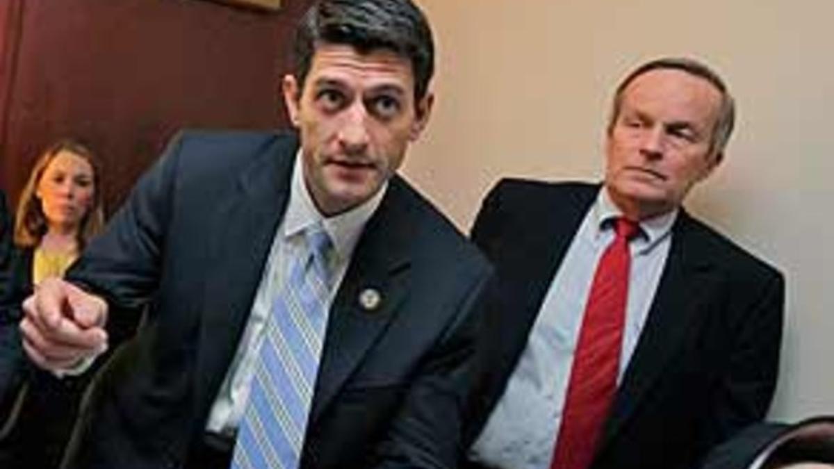 El senador republicano Todd Akin (derecha) junto al candidato a la vicepresidencia Paul Ryan.