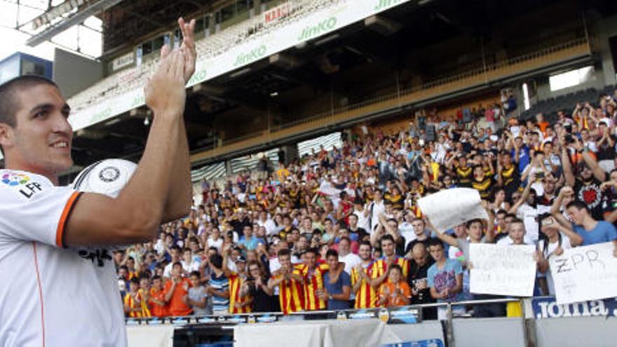 Una imagen de la presentación del jugador de Ulldecona con el Valencia CF.