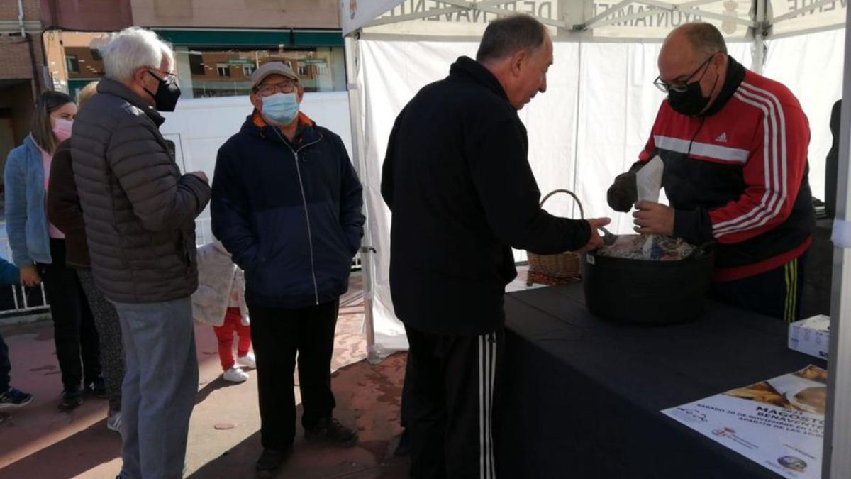 Vecinos de Benavente acuden a por un cucurucho de castañas. | I. F.