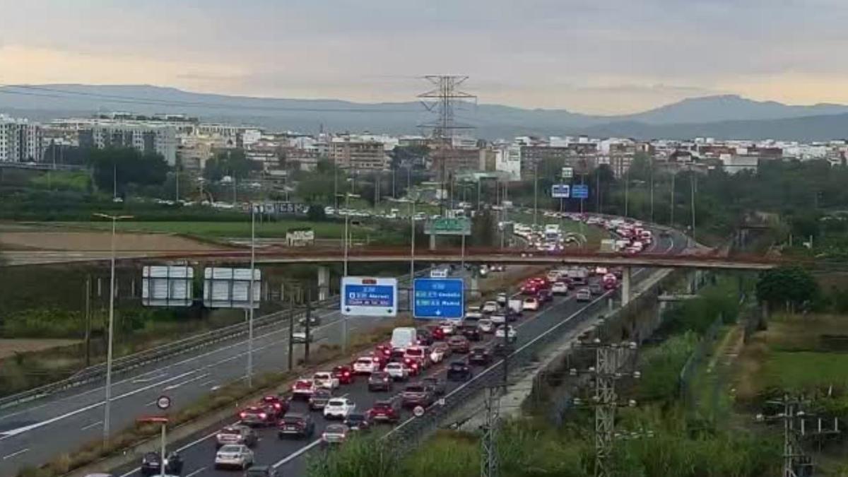 Imagen de la retención en la CV-30 tras un accidente en Paterna
