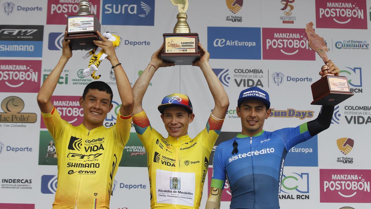 Miguel Ángel López, en el centro, celebra su victoria en la Vuelta a Colombia, este domingo.