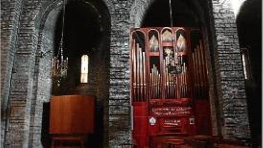 Lona amb una representació a mida real del nou orgue del Monestir.