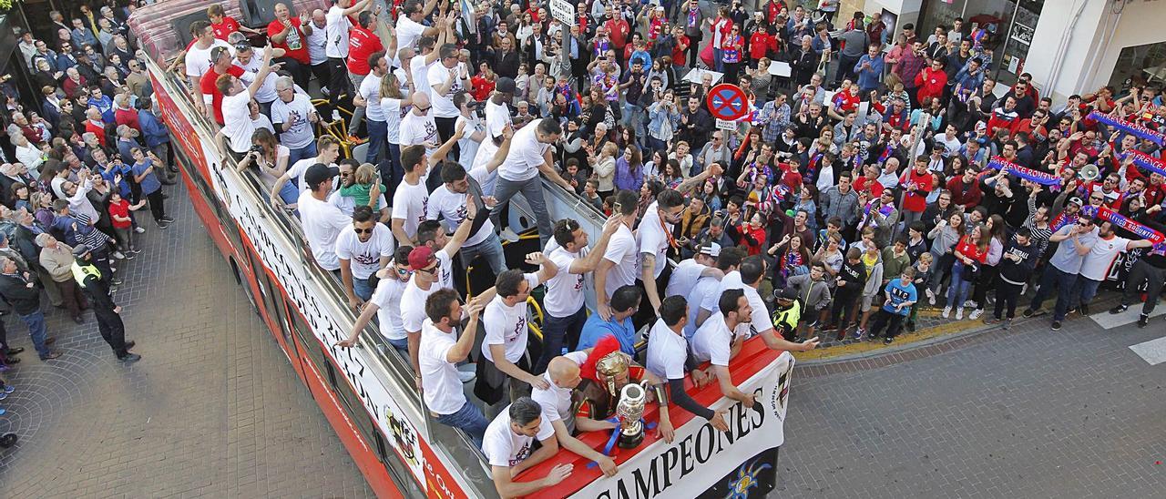 Celebración en el Ayuntamiento de Sagunt tras conquistar la Copa de la RFEF. | DANIEL TORTAJADA