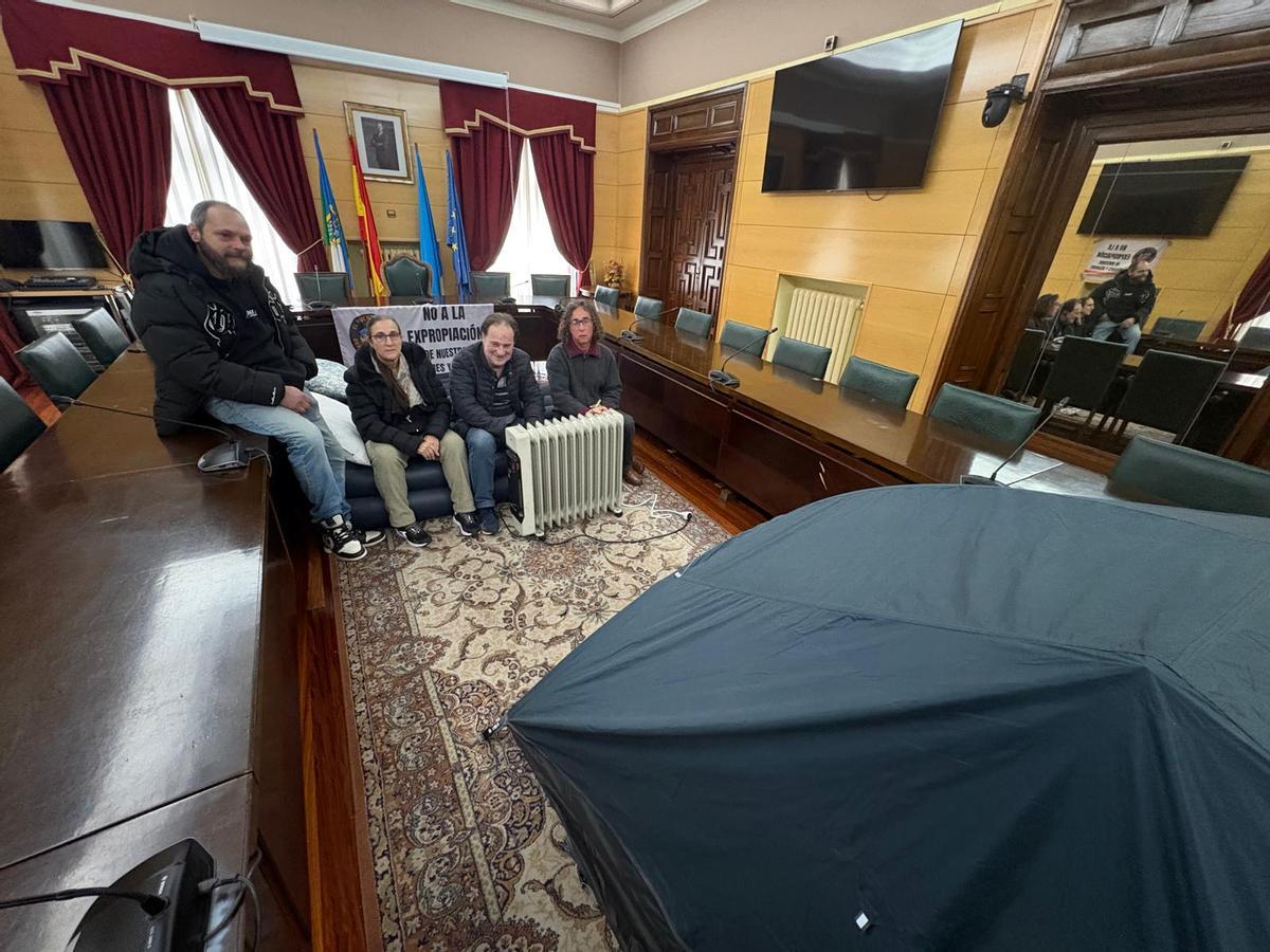 Vecinos de El Puente encerrados en el Ayuntamiento de Langreo