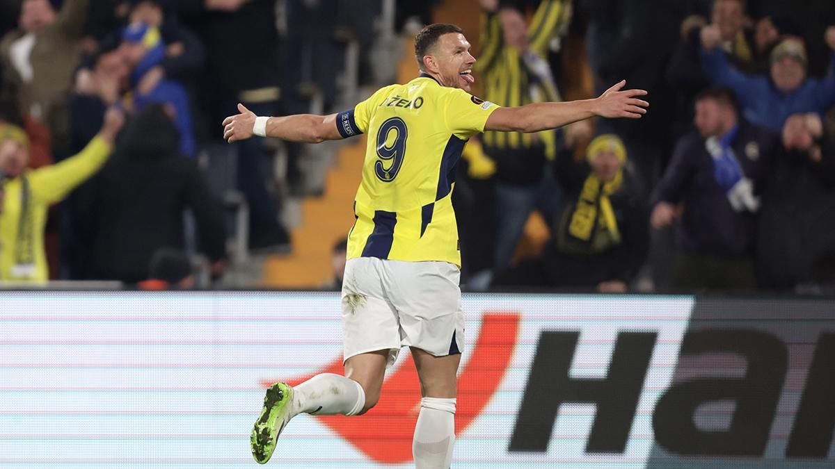 Edin Dzeko del Fenerbahce celebra su gol ante el Anderlecht en el partido de Europa League