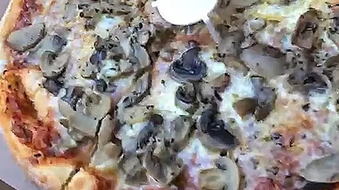 Samu Costa le regala una pizza a los aficionados mallorquines