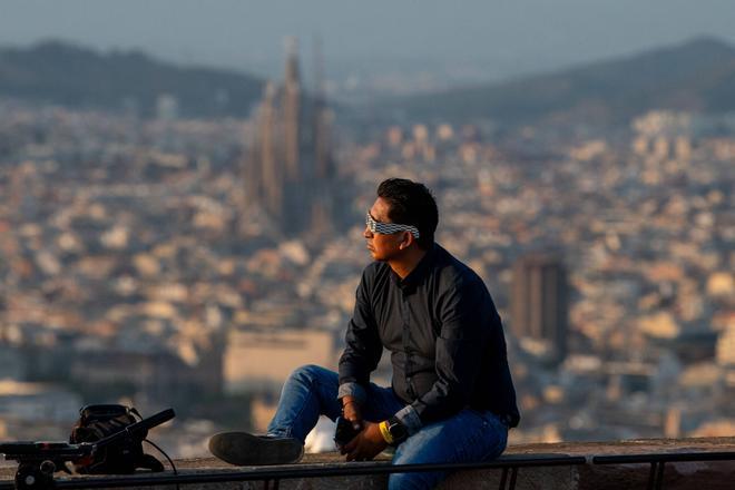 Ni el eclipse eclipsa una tarde de compras y turismo: "No voy a parar mi vida por 40 segundos"