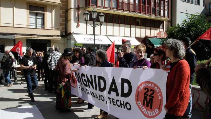 Participantes en la concentración de ayer en la plaza de Zorrilla.