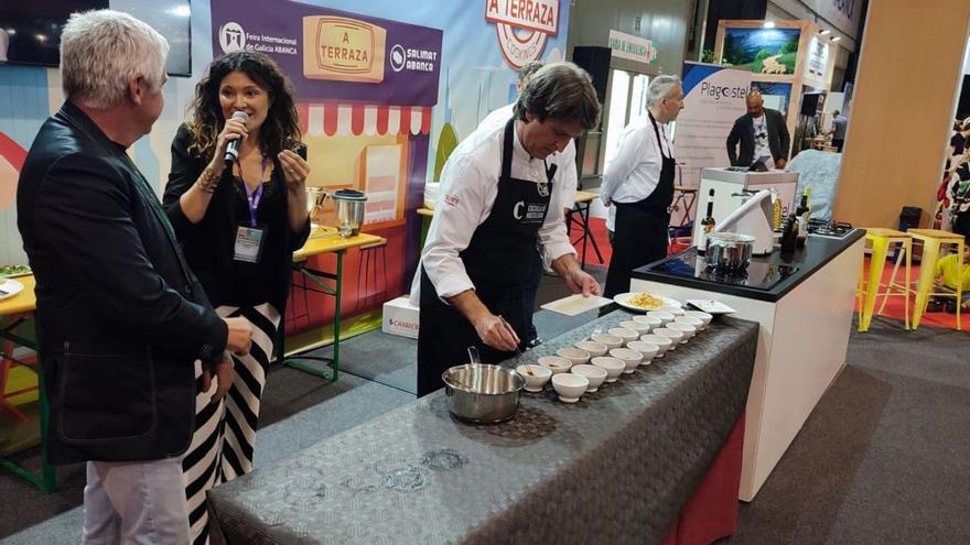 El chef andaluz Paco Ybarra preparando su plato en el showcooking celebrado ayer /semana verde