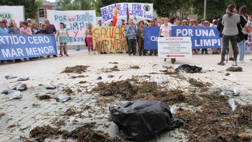 Protesta de vecinos del Mar Menor en la Asamblea