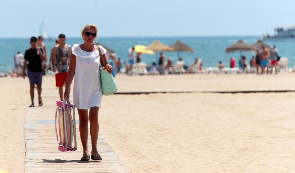 Primer día tras el estado de alarma: playas, centros comerciales y vuelos en Manises