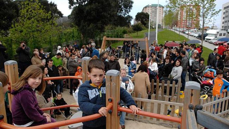 Vecinos de Mesoiro se concentran para exigir al Ayuntamiento más parques infantiles. / juan varela