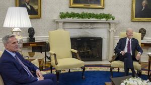 El presidente de la Cámara de Representantes de los Estados Unidos, Kevin McCarthy (izq.), se reúne con el presidente de los Estados Unidos, Joe Biden (der.),  este 9 de mayo de 2023. EFE/EPA/Bonnie Cash /