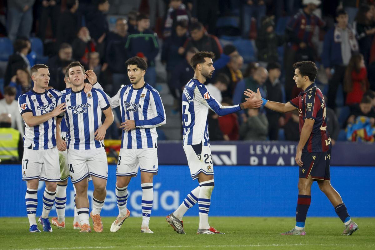 VALENCIA, 20/12/2025.- Los jugadores de la Real Sociedad y del Levante se saludan al término del partido de LaLiga EA Sports entre Levante UD y Real Sociedad celebrado este sábado en el estadio Ciutat de València. EFE/ Ana Escobar