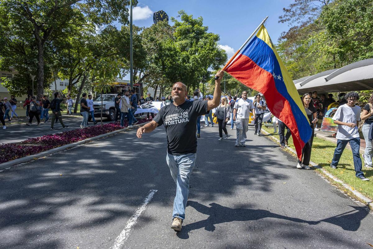 Estudiantes universitarios, madres y familiares de presos políticos y algunos presos liberados protestan en Venezuela.