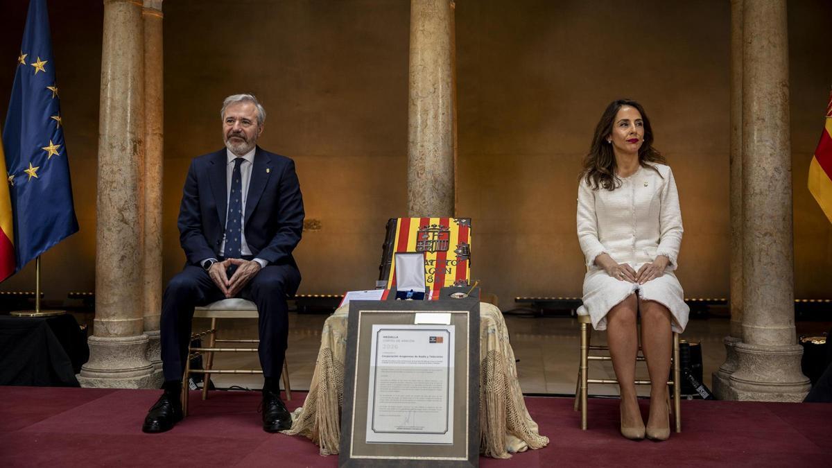 El presidente en funciones del Gobierno de Aragón, Jorge Azcón, y la presidenta de las Cortes, María Navarro, este miércoles, Día de Aragón.