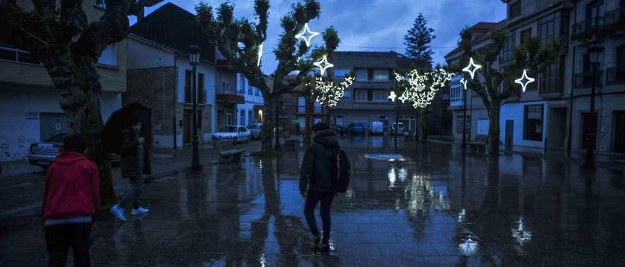 El desangelado alumbrado navideño instalado por el Concello en la plaza de Rafael Pazos. // Iñaki Abella