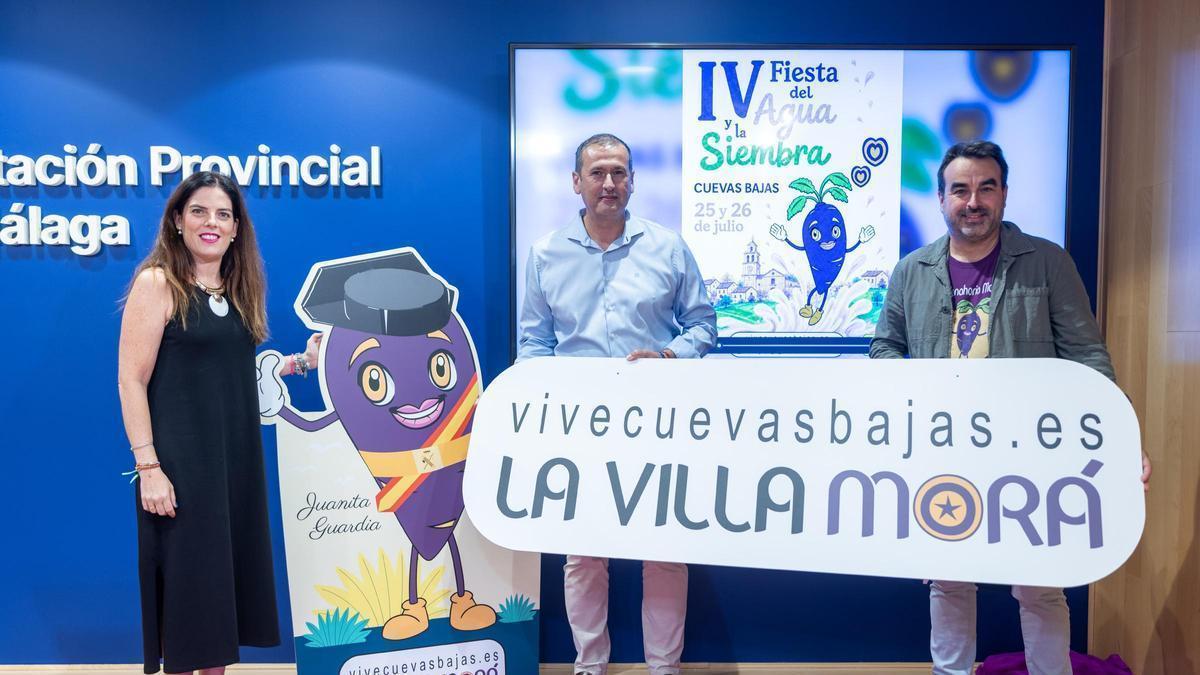 La diputada provincial María Dolores Vergara ha presentado hoy las fiestas de Cuevas Bajas con el alcalde del municipio, Manuel Lara; y Antonio Márquez