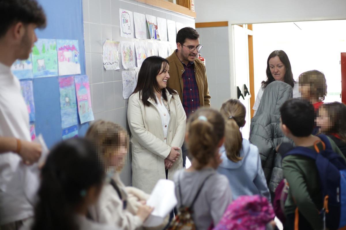 la allcaldesa de Catarroja, Lorena Silvent, visitó ayer la Escuela de Pascua.