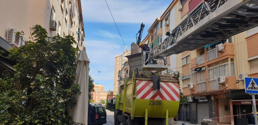 Bomberos liberan a un camión de Limasa del alumbrado navideño