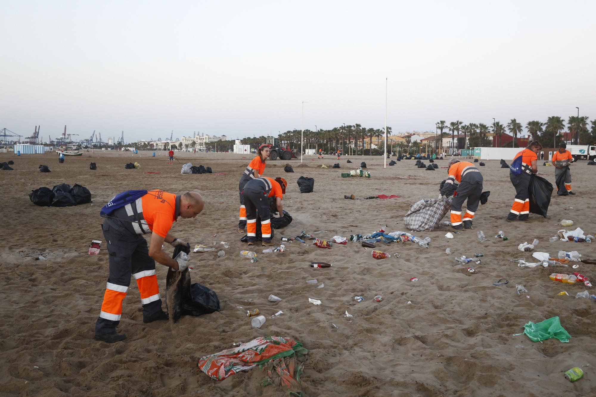 Así fue el desalojo y la limpieza tras la noche de San Juan