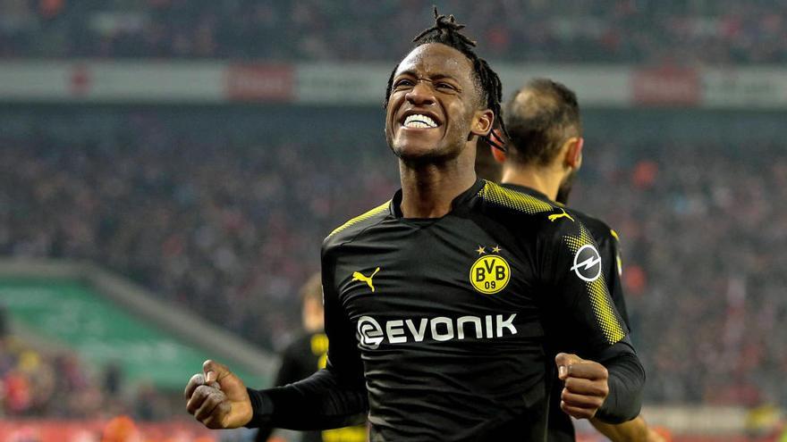 Batshuayi celebra un gol con el Dortmund, esta temporada