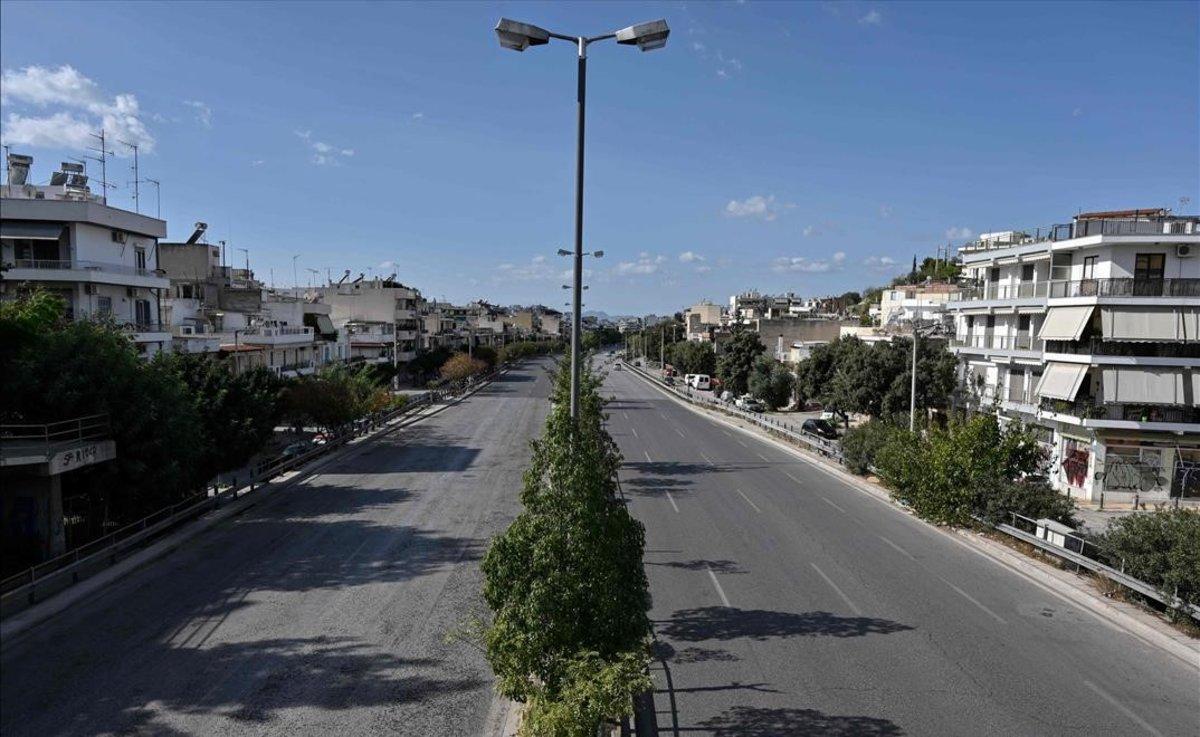 Avenida desierta en el centro de Atenas.