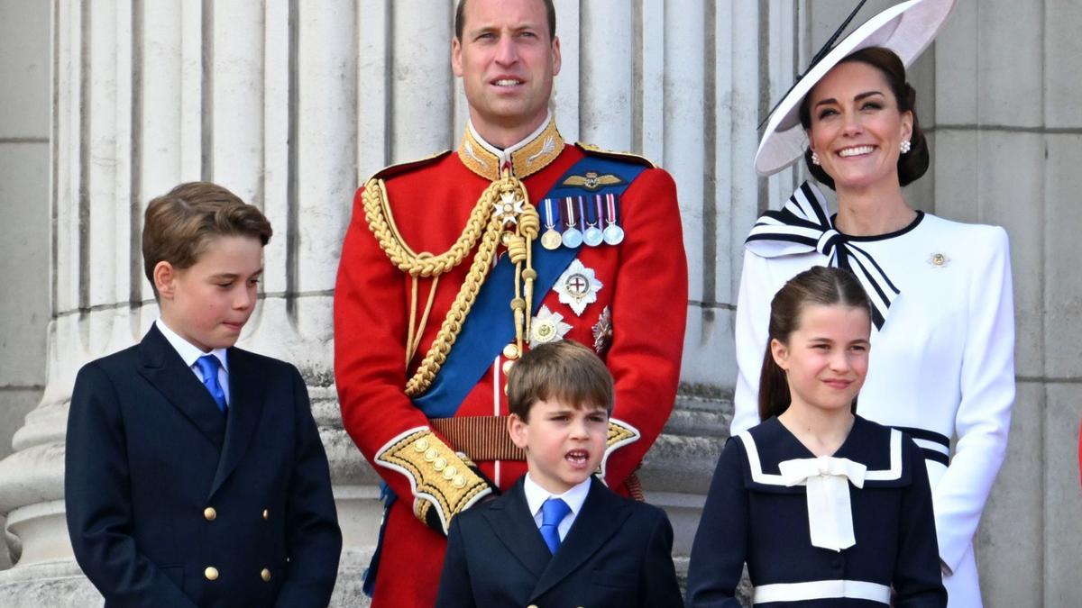 Los hijos de los príncipes de Gales se estrenan en redes sociales con una fotografía hecha por Kate Middleton