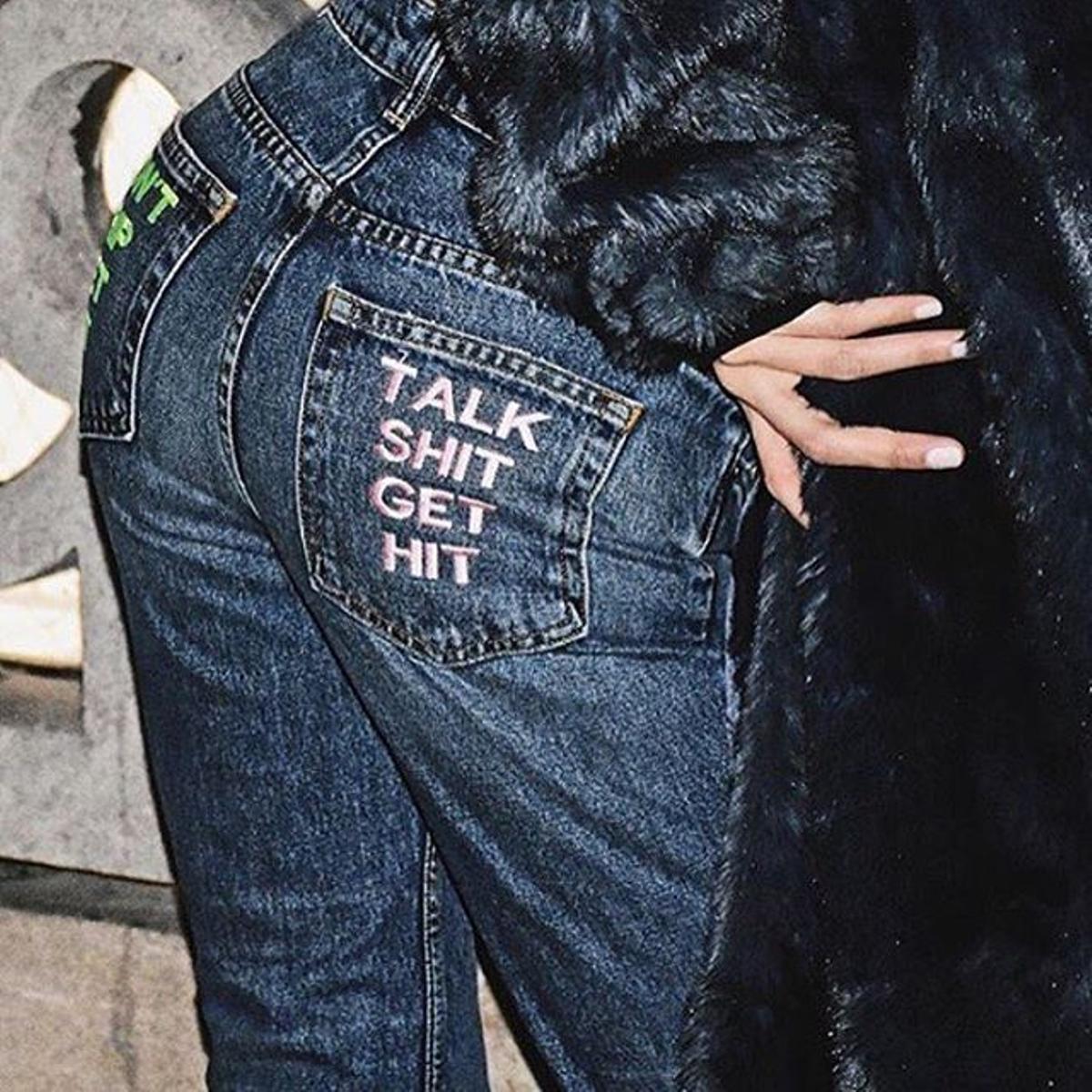 Jeans 'Talk shit get hit' de la colección O/I 2016 de Alexander Wang