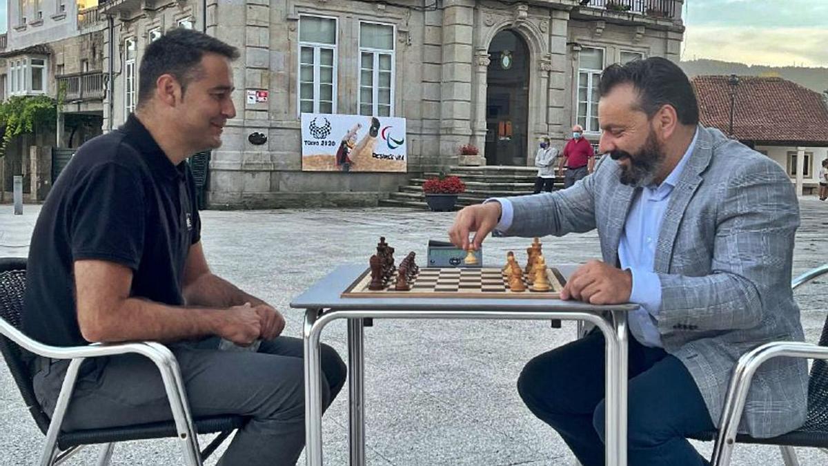 Roberto Páramos, director de Xadrez Galego e Paco Ferreira, alcalde de Gondomar.   | // D. P.