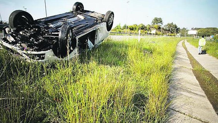 Espectacular accidente sin heridos en la autovía