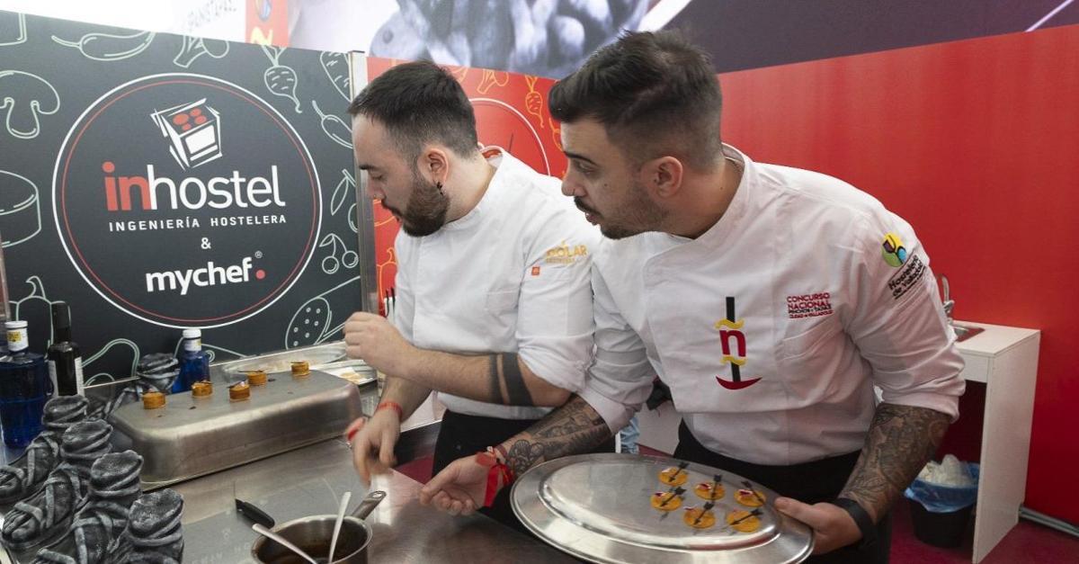 Juan García (derecha) e Iván Fernández, durante la preparación del pincho en un concurso. | CEDIDA