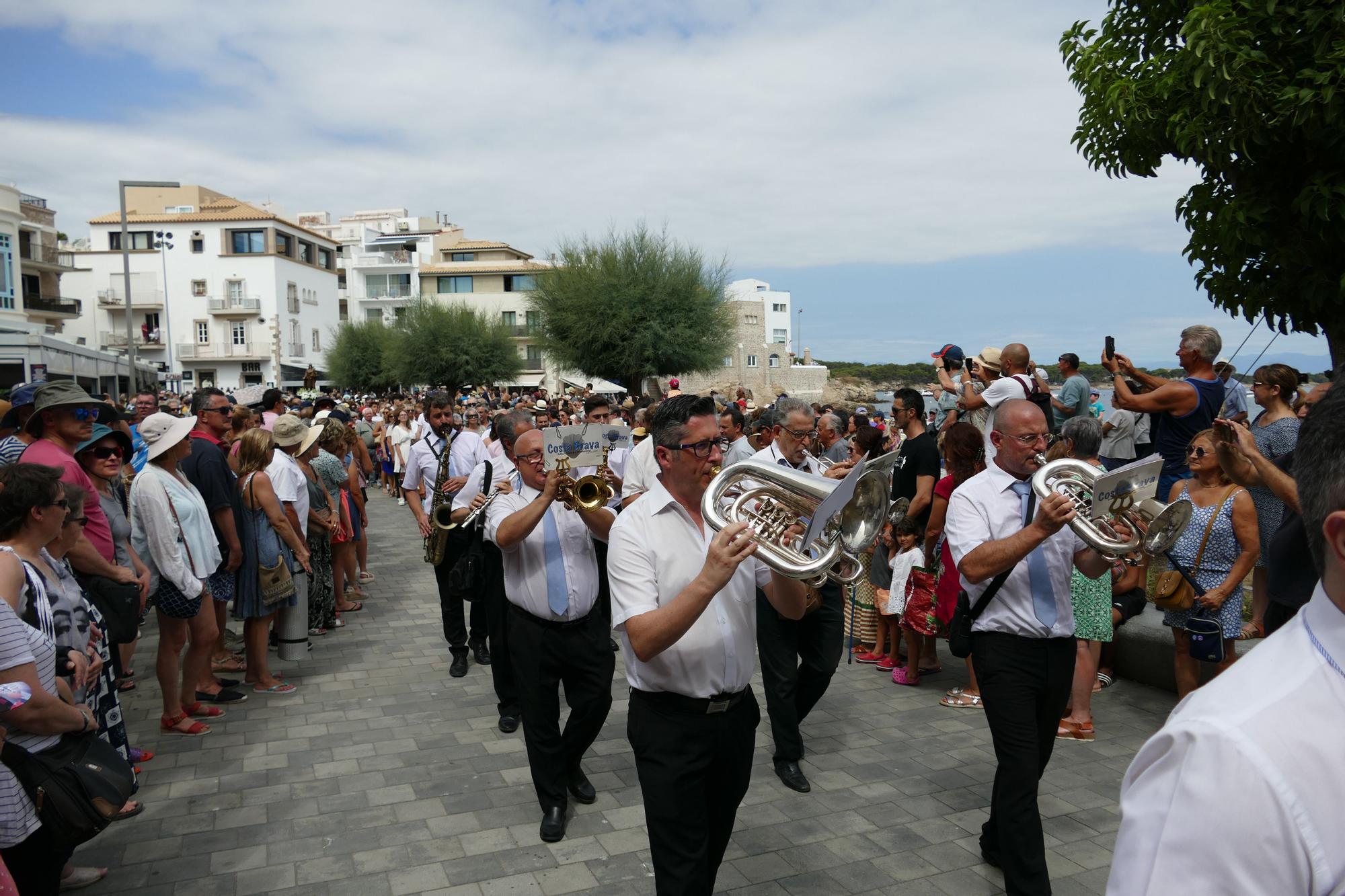 L'Escala rep de manera multitudinària a la Verge del Carme