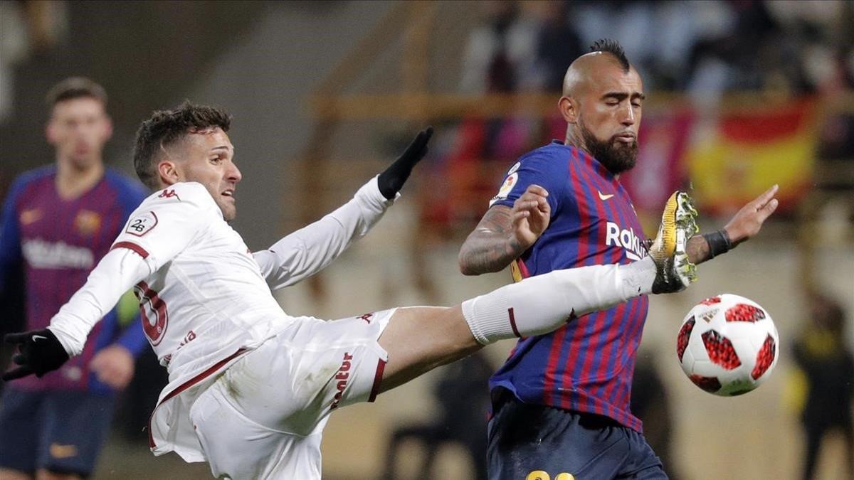 Arturo Vidal pelea por un balón en el Reino de León con Jorge Ortiz, de la Cultural Leonesa.