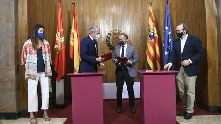 Azcón, Lapetra y Sainz de Varanda, en el acto de la firma del acuerdo con el ayuntamiento.