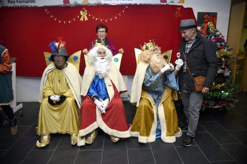 Los Reyes Magos visitan el centro de mayores Rey Fernando