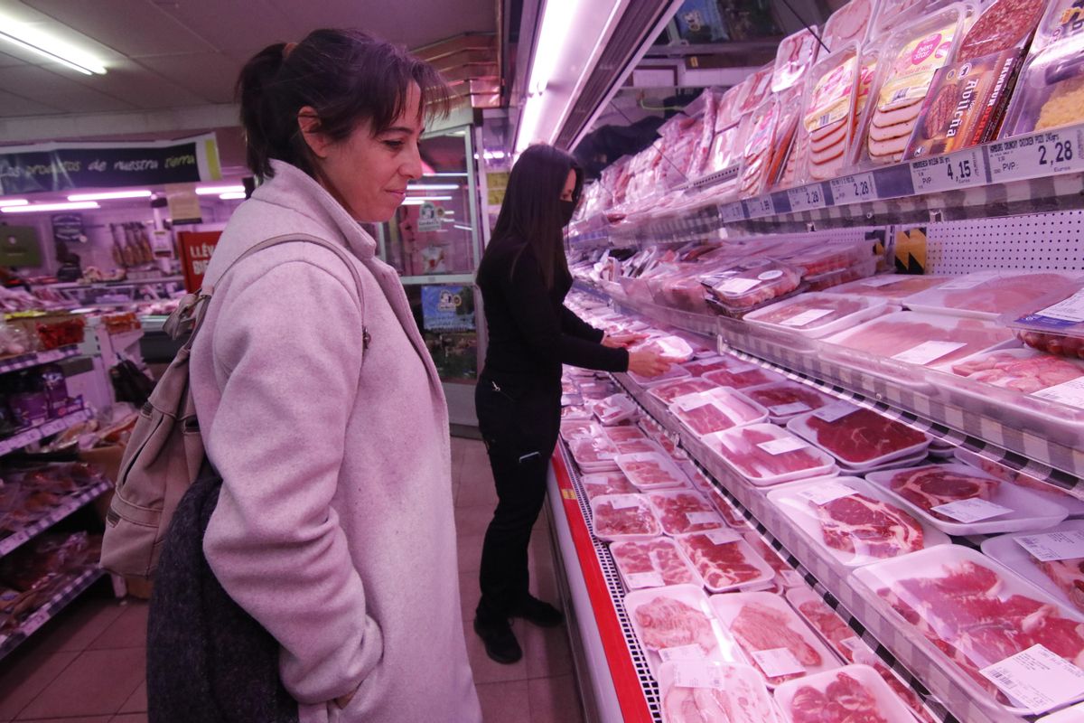 De compras en el supermercado sin mascarillas, en Cáceres.