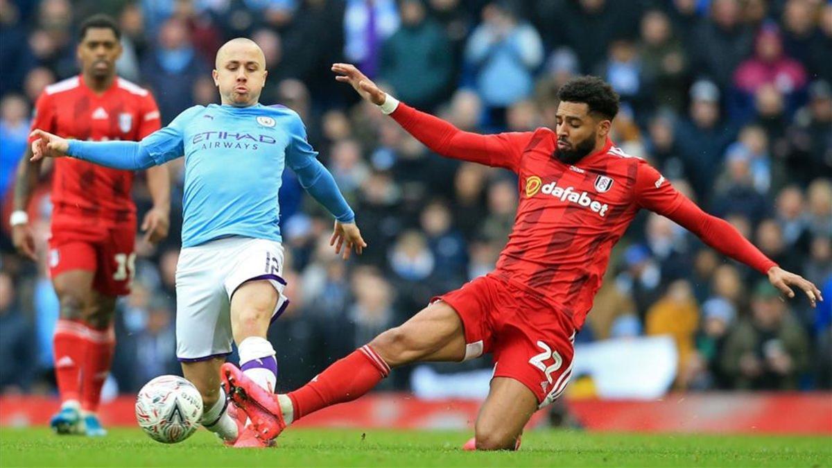 Angelino pugna por un balón en pleno festival del City