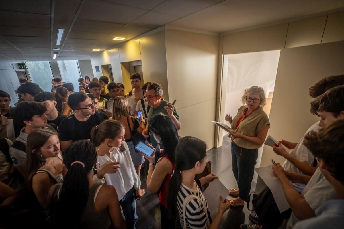 Llegada de alumnos a la Facultat de Dret de la UB, el primer día de exámenes de las PAU 2025 en Catalunya
