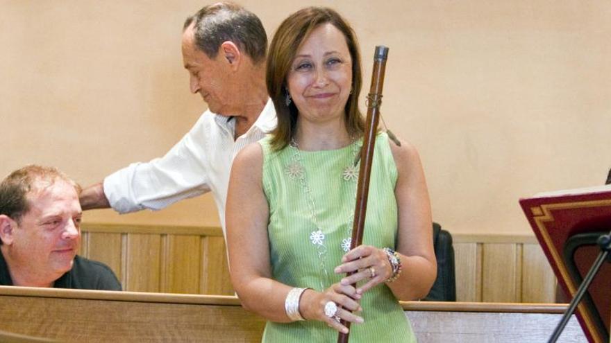 Elena Martínez, con la vara de mando. Foto: Germán Caballero