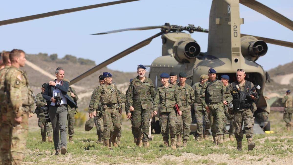 El Rey Felipe VI durante su visita a las instalaciones militares de Zaragoza, esta mañana.