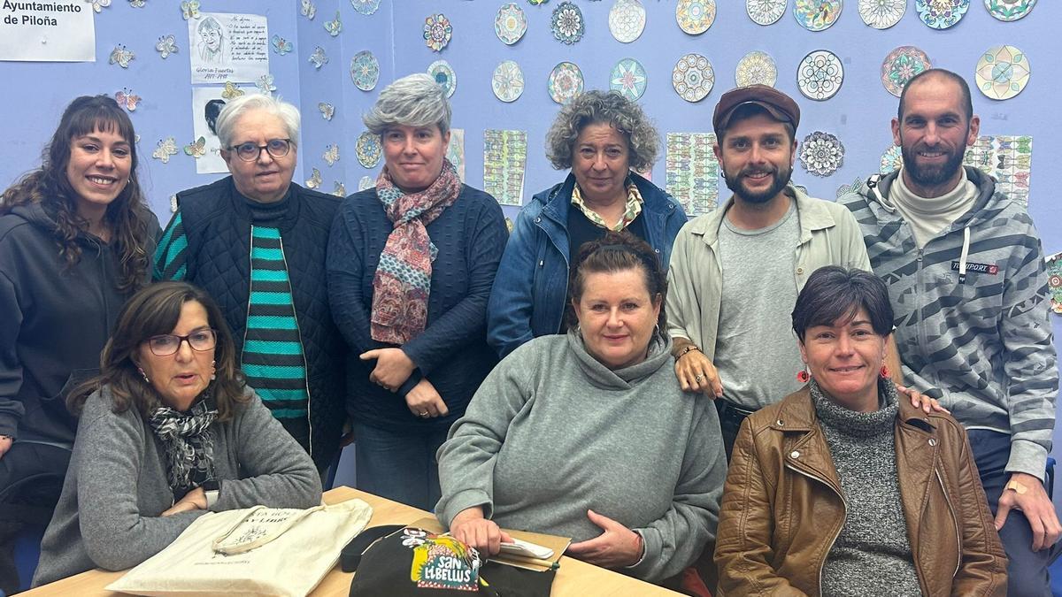 Integrantes del taller &quot;Ruralidades Diversas&quot; en Infiesto con miembros de la asociación de mujeres Algame