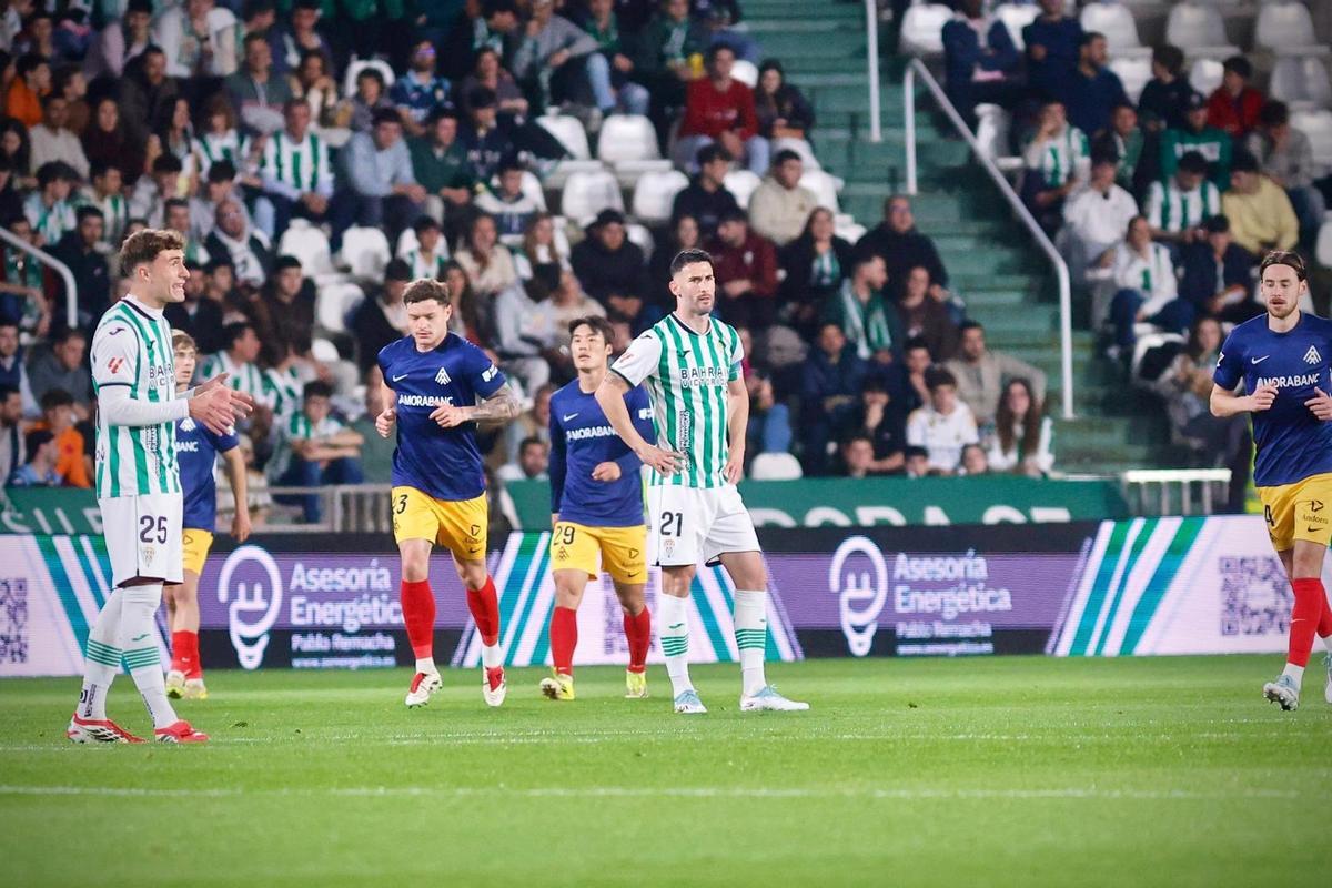 Un Carlos Albarrán serio contempla cómo jugadores del Andorra celebran uno de sus goles al Córdoba CF, este lunes, en El Arcángel.
