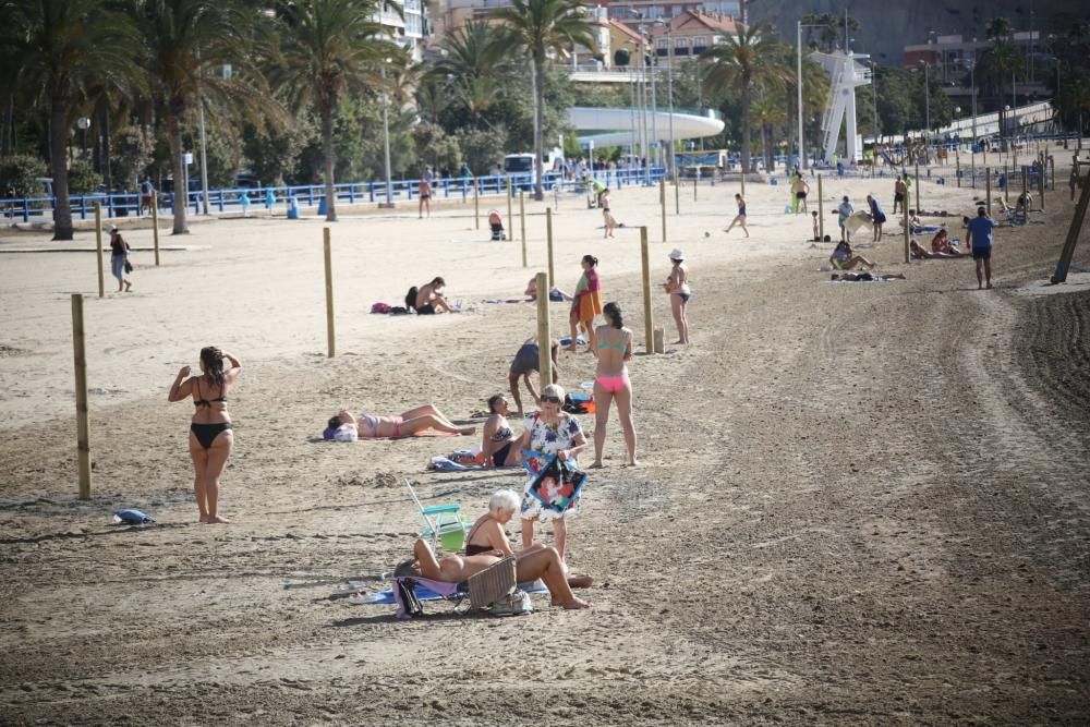 La playa del Postiguet, delimitada con postes